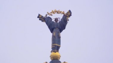 Ünlü heykeli bir sütunda Kiev, Ukrayna