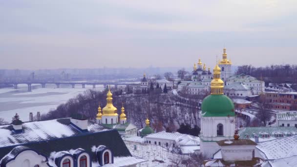 Вид зверху Києво-Печерського монастиря в зимовий період — стокове відео