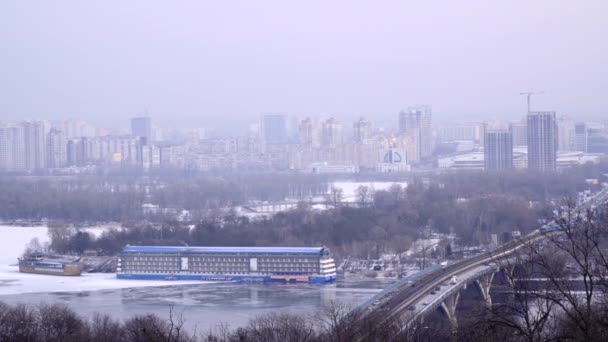 Brücke über den zugefrorenen Dnjepr — Stockvideo
