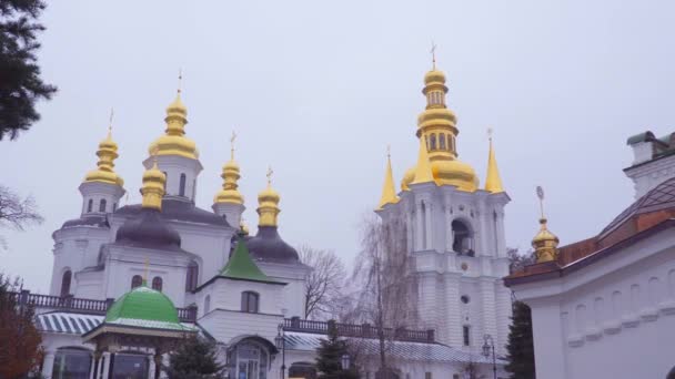 Kiev-pechersk lavra. der Tempel in der Nähe der Höhlen — Stockvideo