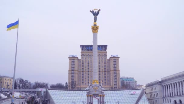 Maidan Nezalezhnosti es la plaza central de Kiev, la capital de Ucrania . — Vídeos de Stock