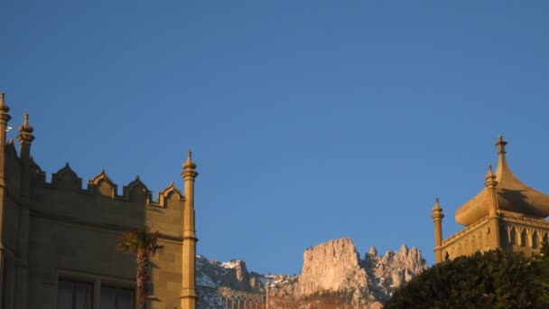 Torres del Palacio Vorontsov sobre el telón de fondo de la montaña ai-petri al atardecer — Vídeo de stock