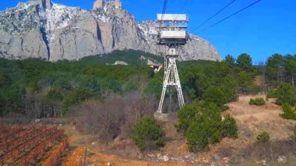 The way to the mountain on a cableway. Crimea, cableway to Ai-Petri mountain — Stock Video
