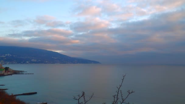 大海的早晨的太阳照亮上空的云 — 图库视频影像