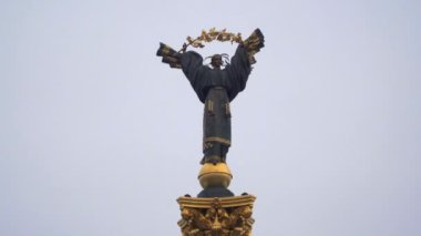 Heykel bir sütunda Kiev, Ukrayna.