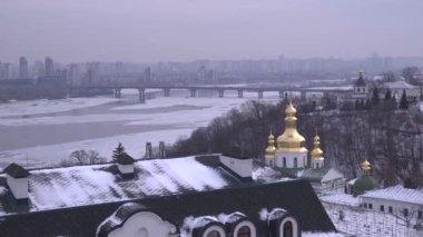 Kiev Pechersk Lavra donmuş Dinyeper kıyısında