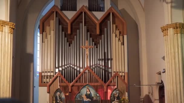 キリスト教会の古典的な器官の金属パイプ — ストック動画