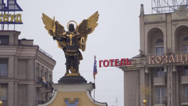 Archangel Mikhail bir heykelidir. Kiev bağımsızlık Meydanı'nda kurulan — Stok video