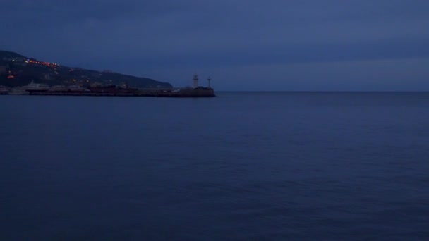 Der Leuchtturm blinkt nachts auf der Seebrücke — Stockvideo