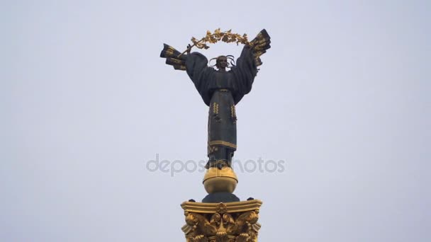 Estátua em uma coluna em Kiev, Ucrânia . — Vídeo de Stock