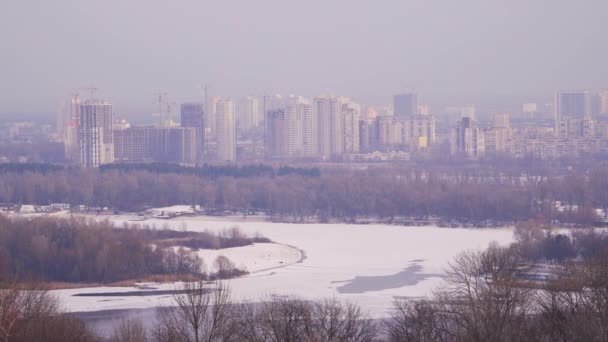 La ciudad está en la orilla de un río congelado — Vídeos de Stock