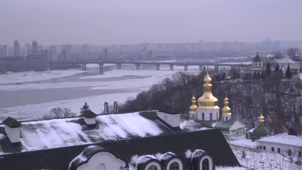 Kiev pechersk lavra liegt am Ufer des gefrorenen Dnjepr — Stockvideo