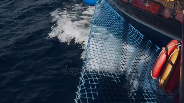 Boyas salvavidas a bordo del yate — Vídeo de stock