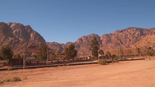 A estrada que passa pelas montanhas desertas do Sinai — Vídeo de Stock