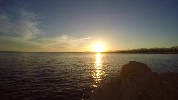 Riflessione del sole al tramonto nel mare — Video Stock