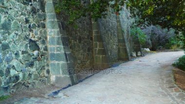 Yolun taş castle duvar önce ile kaplıdır