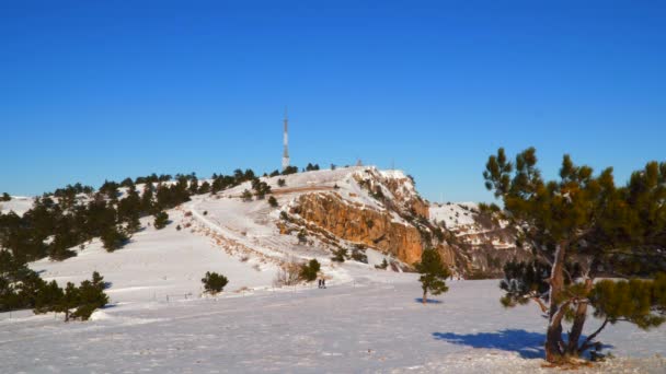 Torre de TV en la cima de la montaña — Vídeos de Stock