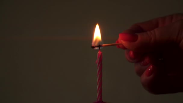 하나의 생일 촛불 끝에 타격 밖으로 굽기 — 비디오