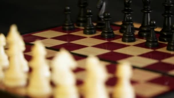 Schack är placerad på ett schackbräde — Stockvideo