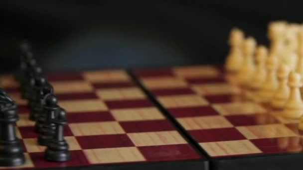 Chessboard tourne sur un fond noir 