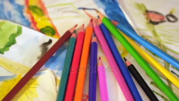 Lápices yacen en el dibujo de los niños — Vídeo de stock