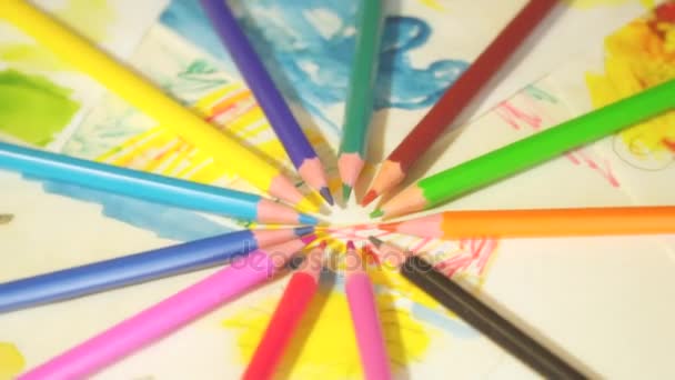 Veelkleurige potloden liggen op de tekening childs en draaien — Stockvideo