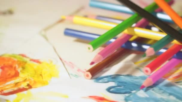 Kleur potloden op childrens tekeningen worden gevouwen en draaien — Stockvideo