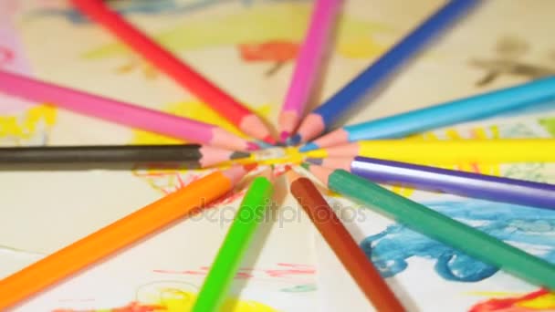 Desenhos infantis e lápis coloridos giram — Vídeo de Stock