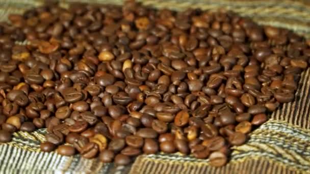 Granos de café negro giran — Vídeo de stock