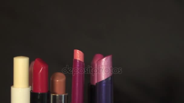 Veelkleurige lippenstiften. Draait — Stockvideo