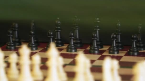 Σκακιέρα με λευκά και μαύρα σκάκι — Αρχείο Βίντεο