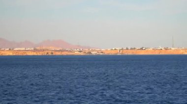 Binalar bir ıssız plajda