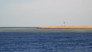 Issız bir sahilde seyir cihazları