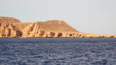 Issız kayalık sahil