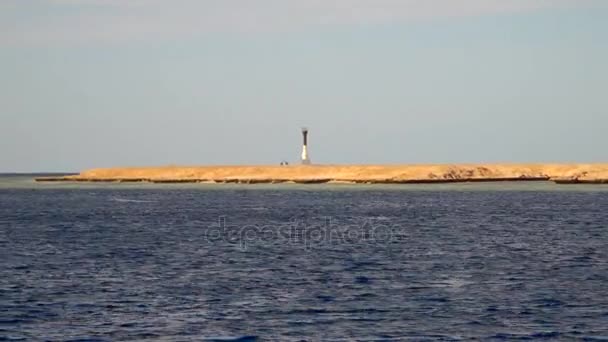 Vuurtoren op een verlaten strand — Stockvideo