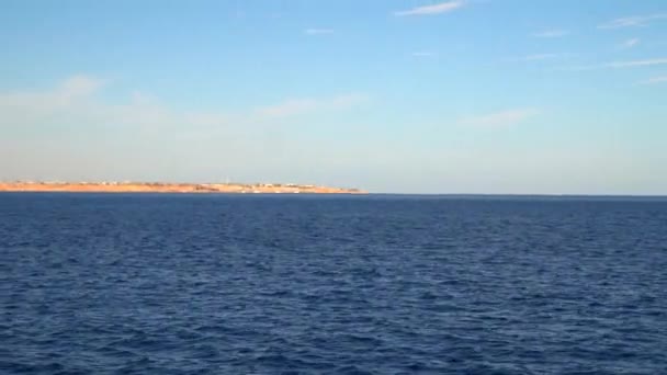 Siedlung an einem einsamen Strand. Rotes Meer. Sinai-Halbinsel — Stockvideo