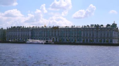 Kışlık Sarayın Neva kıyısında