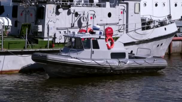 İskelede Motorlu tekne — Stok video