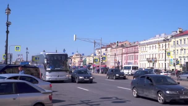 Tráfico en el terraplén. Teniente Schmidt en San Petersburgo — Vídeos de Stock