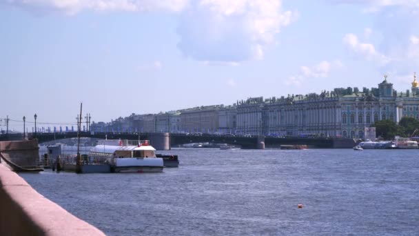 El puente del Palacio en San Petersburgo — Vídeos de Stock