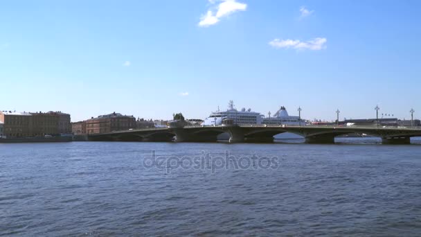 The Blagoveshchensky Bridge in St. Petersburg — Stock Video