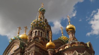 Kan bulutlar arka planı olarak İsa Kilisesi