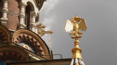 Kartal Savior kan üzerinde kilisenin cephesinde yaldızlı