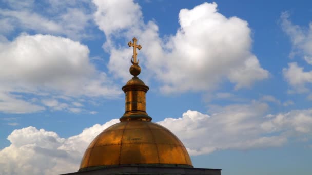 A cúpula na colunata da Catedral de São Isaac contra o céu com nuvens — Vídeo de Stock