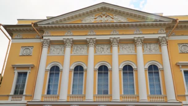 La fachada del edificio del Museo Estatal Ruso en San Petersburgo — Vídeo de stock