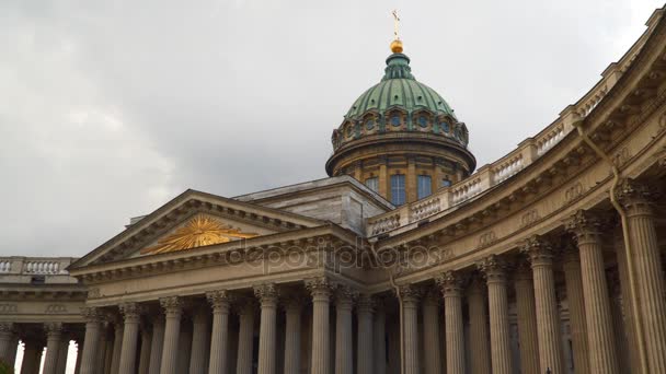 Купол и колонны Казанского собора в Санкт-Петербурге — стоковое видео