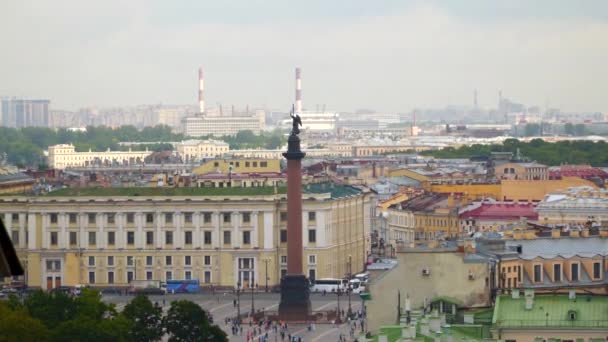 Vista a la Plaza del Palacio desde la columnata de la Catedral de San Isaac — Vídeos de Stock