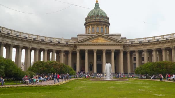 Фонтан на площі Казань у Санкт-Петербурзі, місце для відпочинку — стокове відео