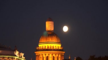 St. Isaac's Katedrali ayın arka planda kubbe