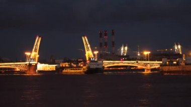 Gemi float köprüyü geçmiş. St. Petersburg gece vakti. Hızlandırılmış